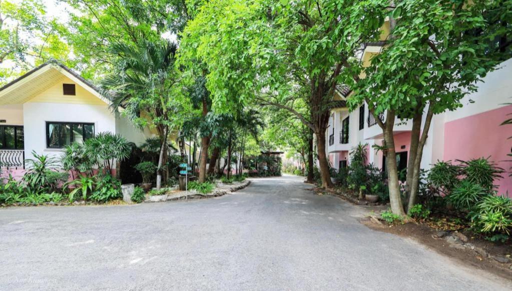 Chayada Garden House And Resort Hotel Nakhonratcsaszima Kültér fotó