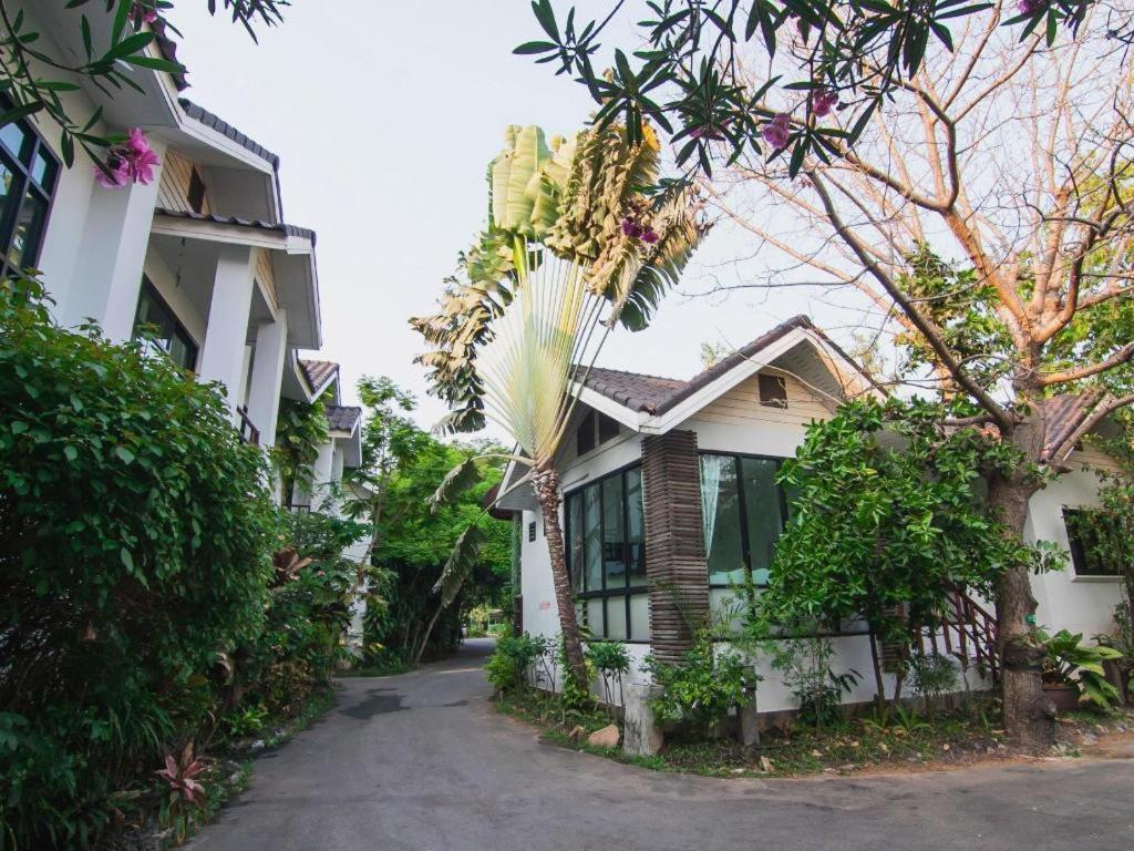 Chayada Garden House And Resort Hotel Nakhonratcsaszima Kültér fotó