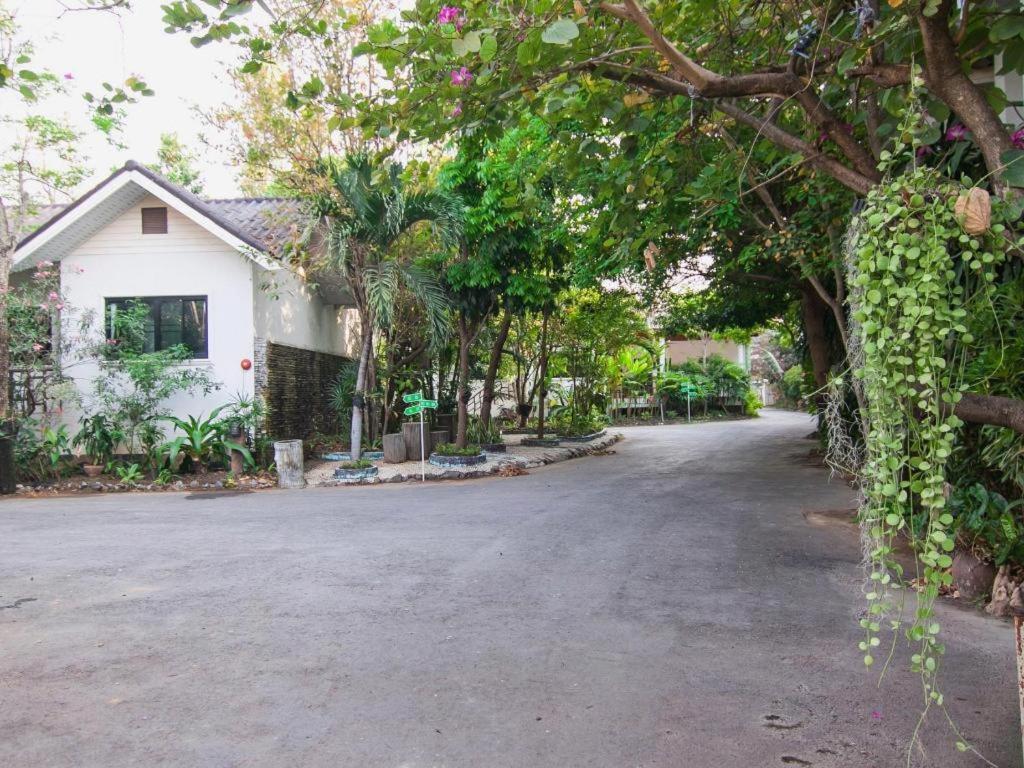 Chayada Garden House And Resort Hotel Nakhonratcsaszima Kültér fotó