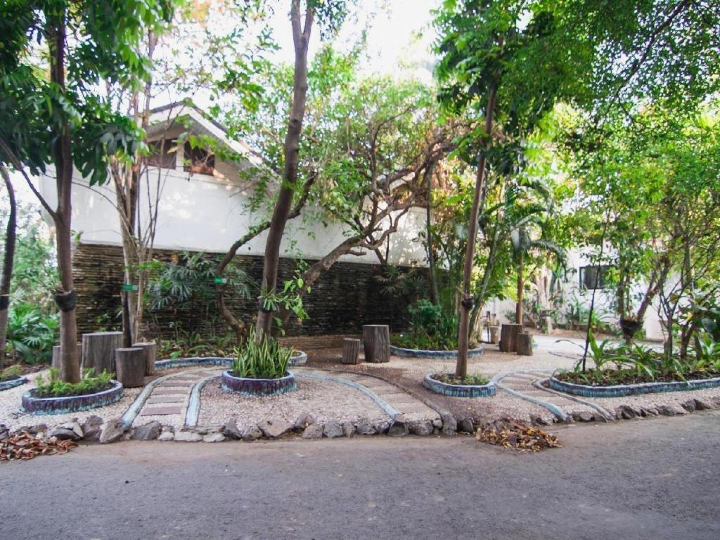 Chayada Garden House And Resort Hotel Nakhonratcsaszima Kültér fotó