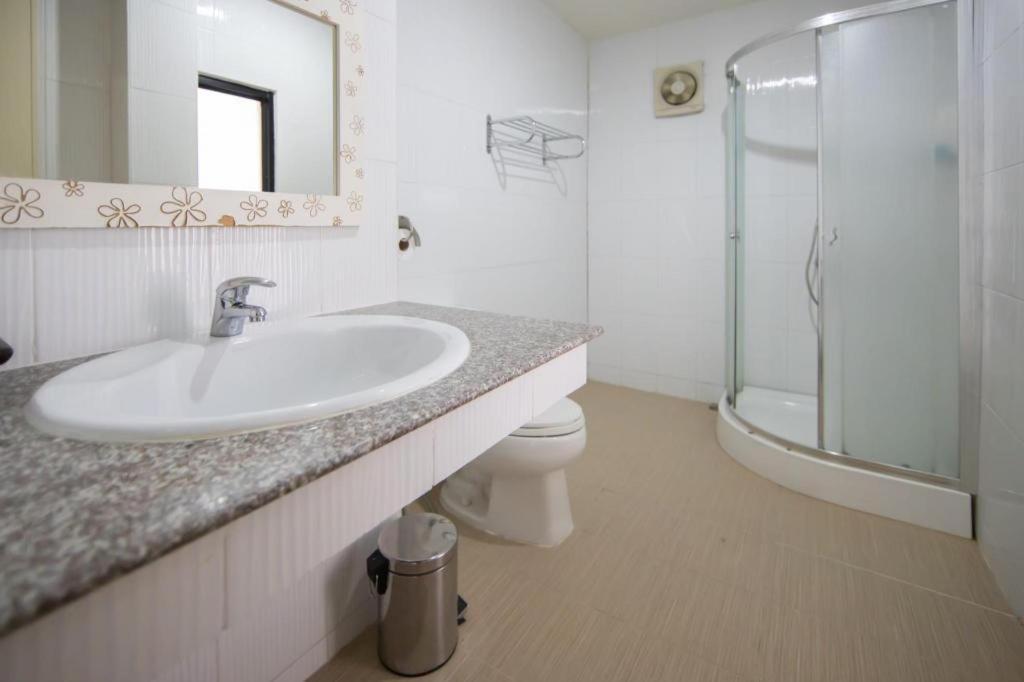 Chayada Garden House And Resort Hotel Nakhonratcsaszima Kültér fotó