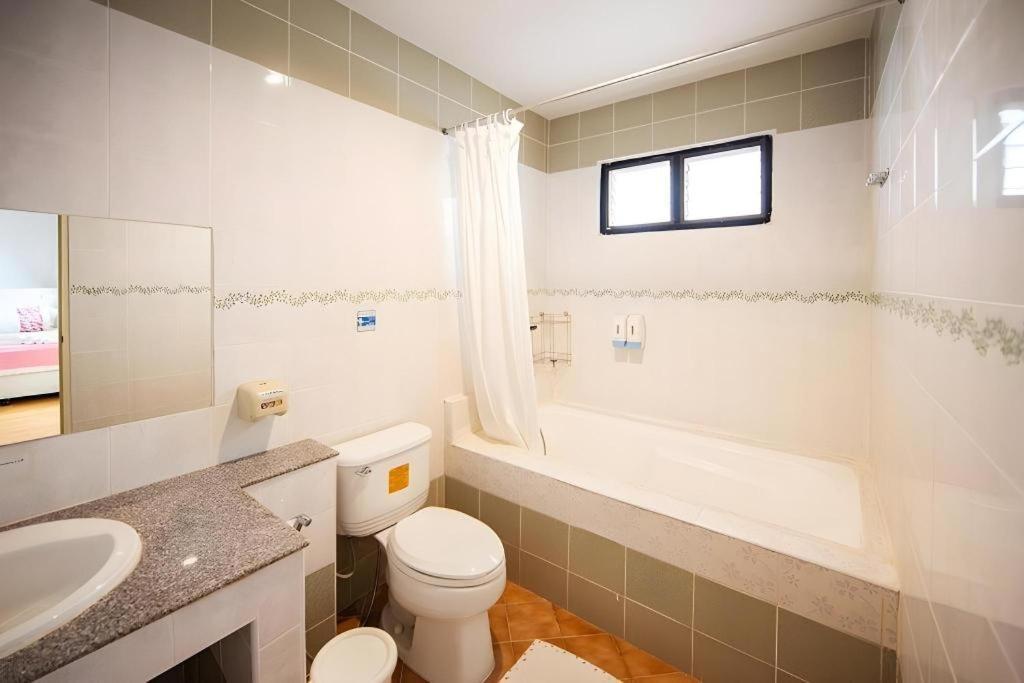 Chayada Garden House And Resort Hotel Nakhonratcsaszima Kültér fotó