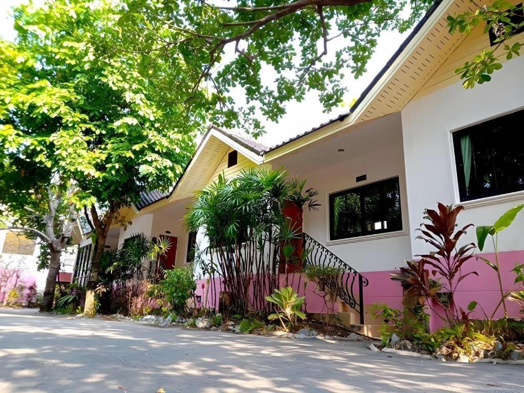 Chayada Garden House And Resort Hotel Nakhonratcsaszima Kültér fotó